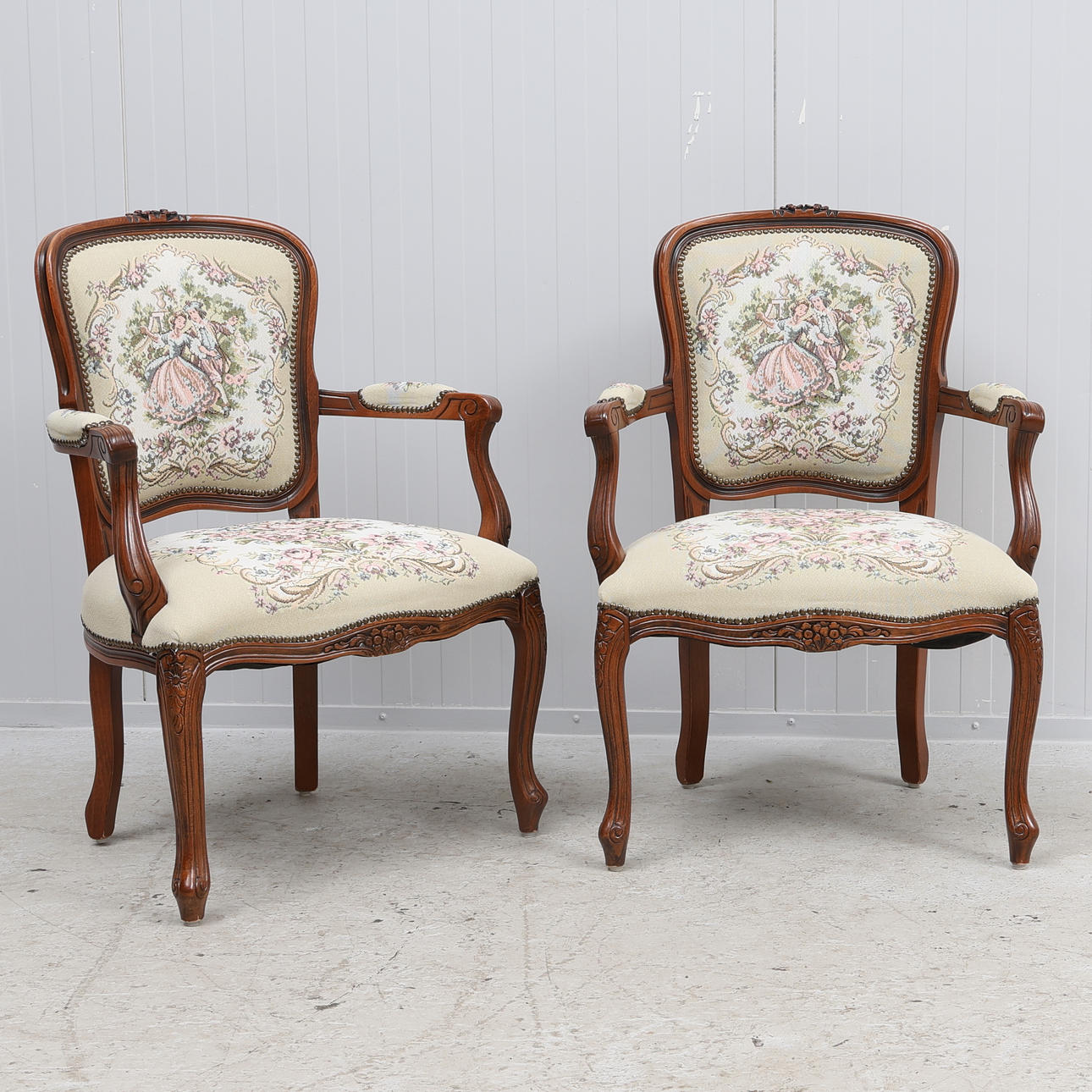 Un par de sillones de estilo rococó, siglo XX.