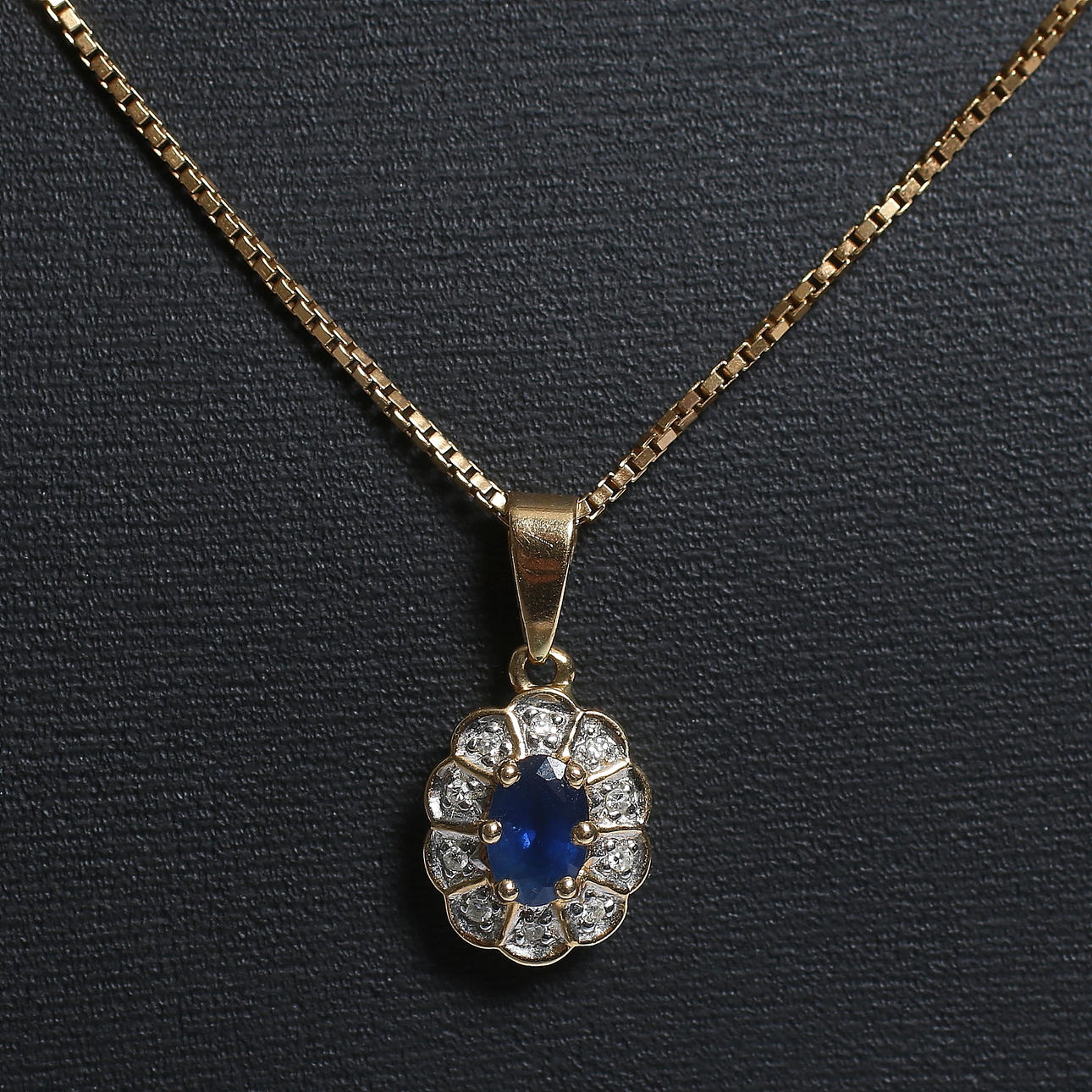 HALSKEDJA med CARMOSÉ, 18k guld samt safir och diamanter 0,1 ct. Totalvikt 4 gram.