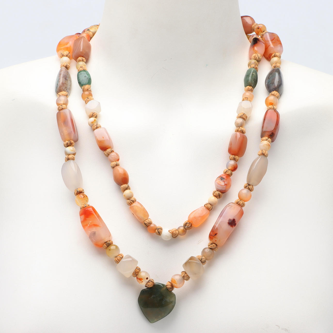 HALSKETTE, Halbedelsteine und Textil.