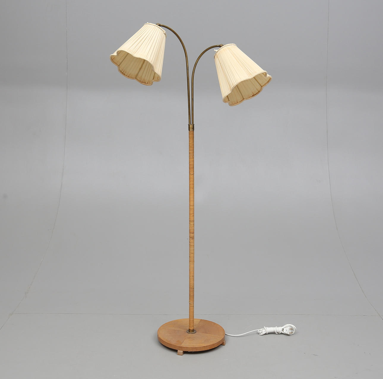 GOLVLAMPA, tvåarmad, 1900-talets mitt.