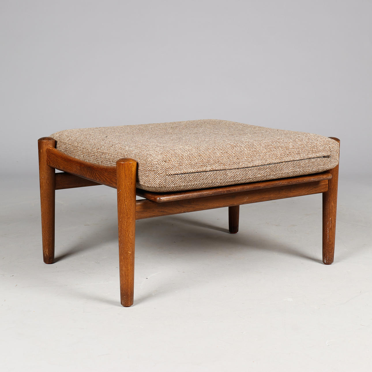 HANS J. WEGNER. Footstool with oak frame and loose cushion upholstered in wool, Getama, Model 'GE530', Denmark, designed 1970.