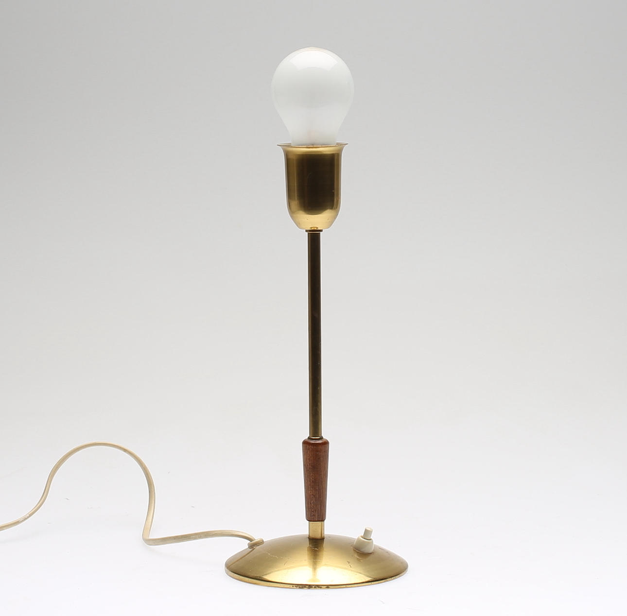 BORDSLAMPA, mässing, MAE, 1900-talets mitt.