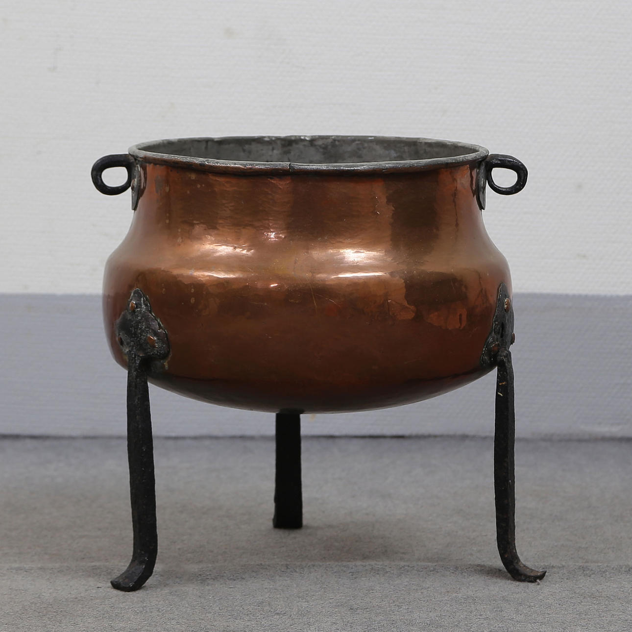 COPPER TUB, FORGING (THREE-LEGGED) 19TH CENTURY.