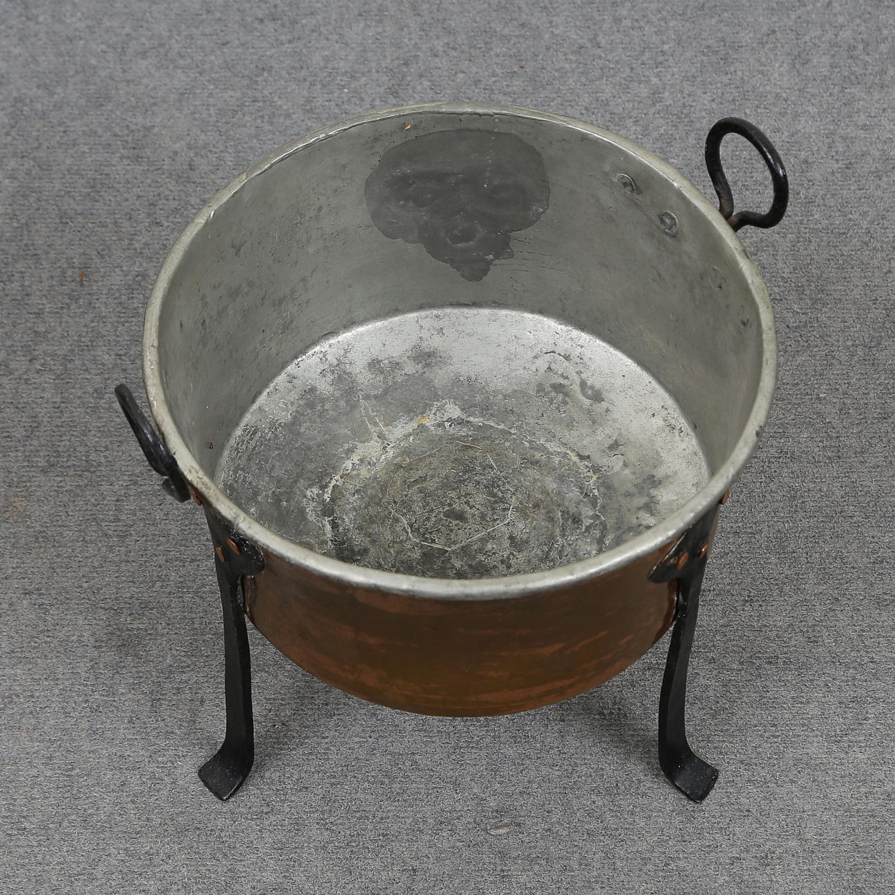 COPPER TUB, FORGING (THREE-LEGGED) 19TH CENTURY.