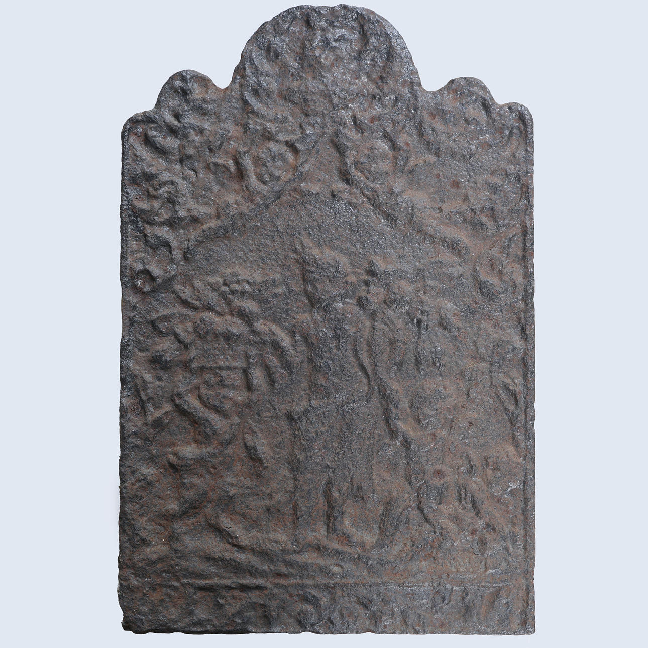 EIN GUSSEISERNER FEUERRÜCKEN.