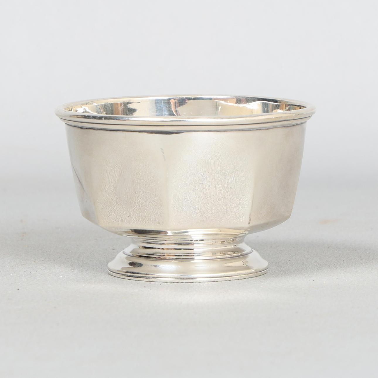 AN EDWARD VIII SILVER SUGAR BOWL.