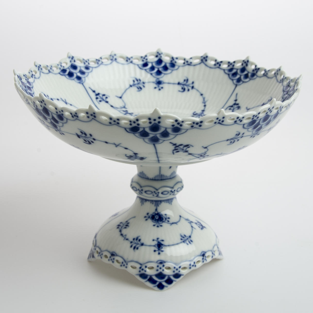 SKÅL PÅ FOT, "Musselmalet", helblond, Royal Copenhagen.