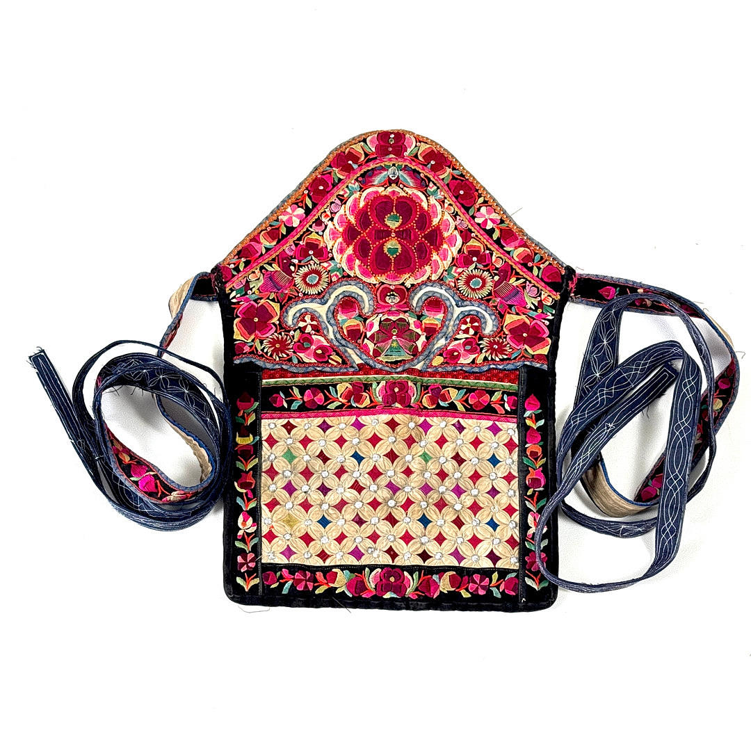 MONGOLILAINEN VAUVAN KANTOLAUKKU.