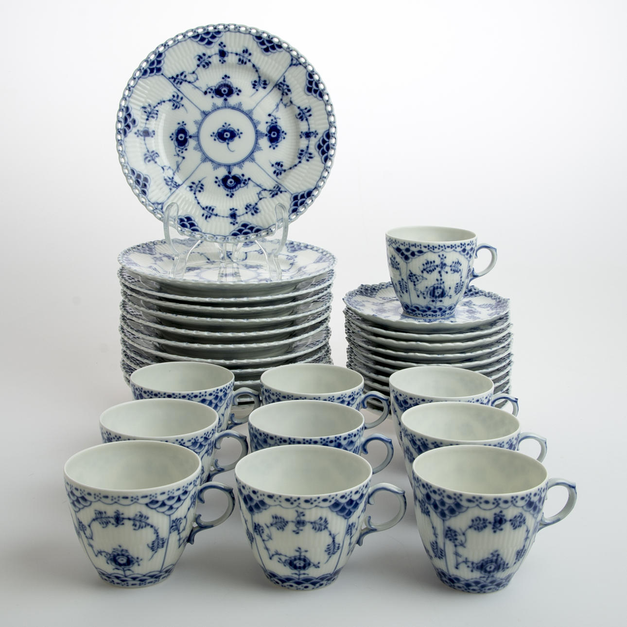 KAFFESERVIS, 33 delar, "Musselmalet", helblond, Royal Copenhagen.