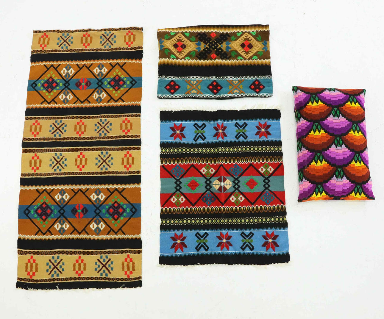 ULDTEKSTILER, 4 stk., broderi, begyndelsen af 1900-tallet.