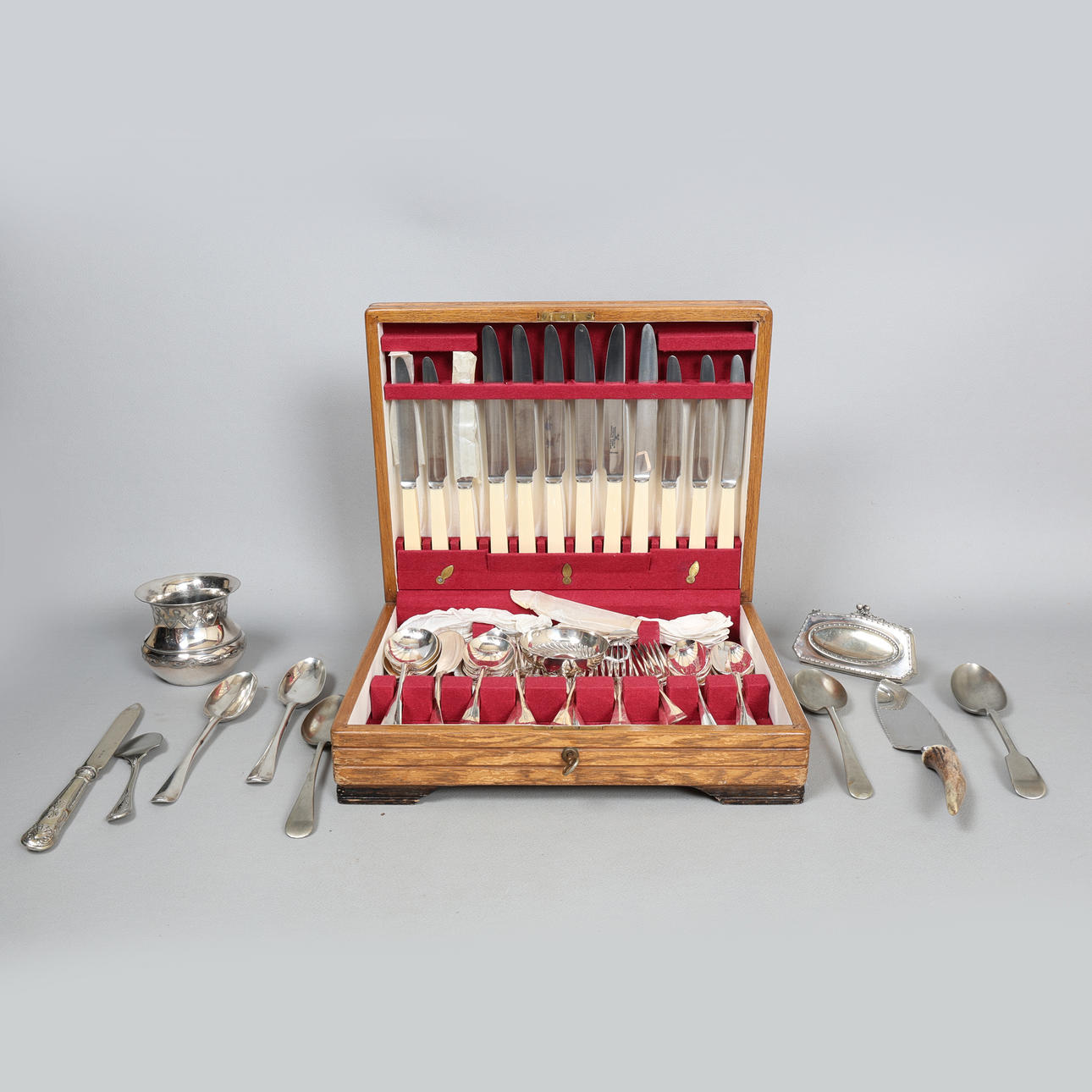 SILVER PLATED WARE TO INCLUDE A CANTEEN (QTY).