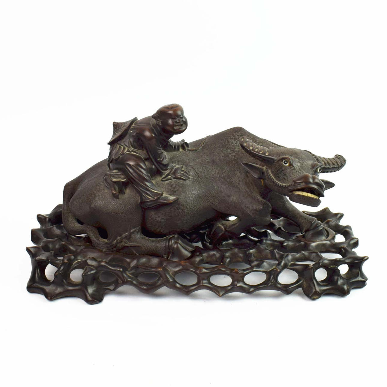 KINESISK SNIDAD LÖVTRÄFIGUR PÅ VATTENBUFFEL.