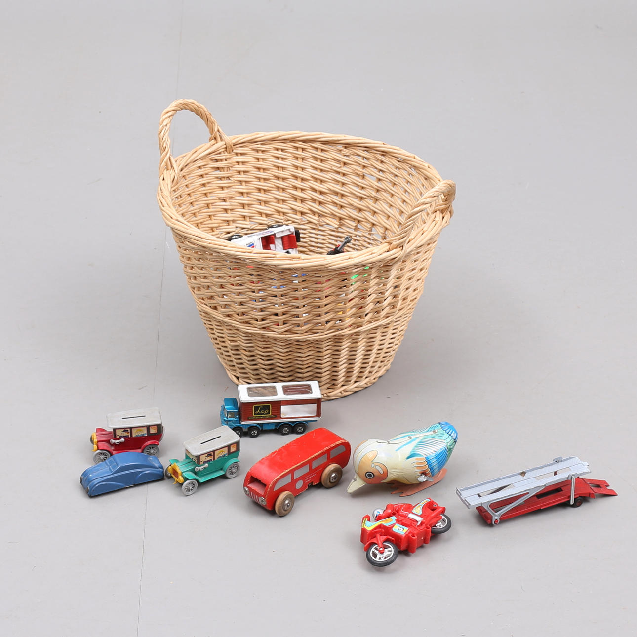 LELUAUTOT KORISSA, n. 40 kpl.