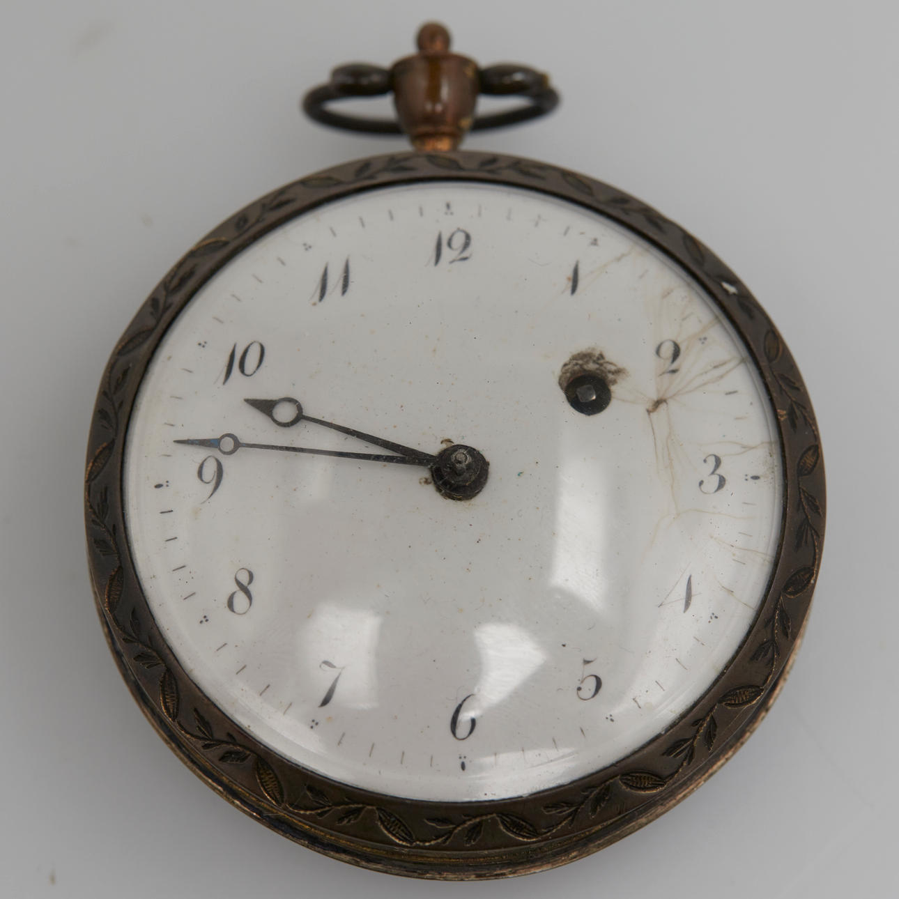 antik lommeur med emaljetegning.