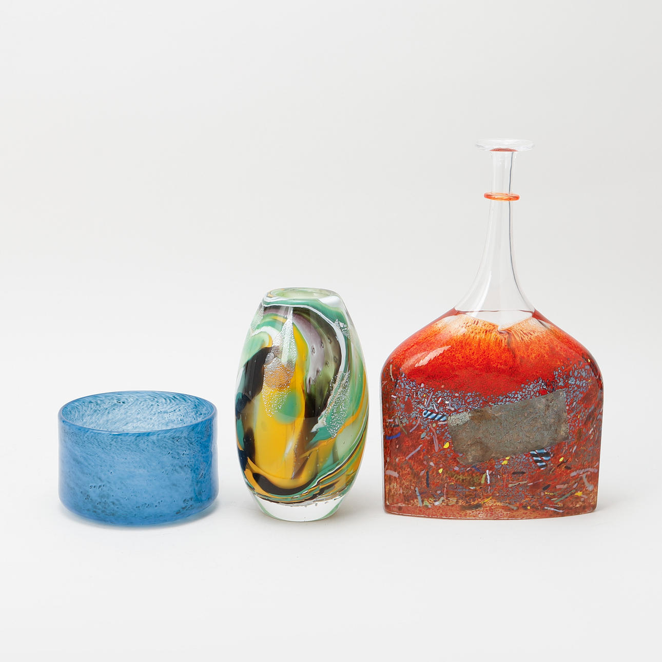 A set of 5 glass objects, assorted art glass.