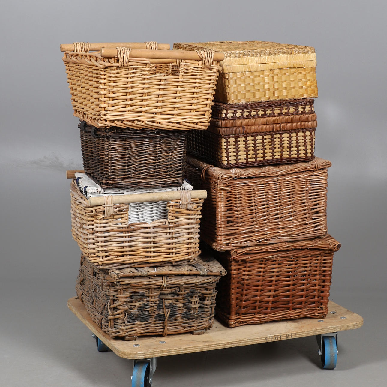 A QUANTITY OF ASSORTED WICKER HAMPERS VARIOUS.