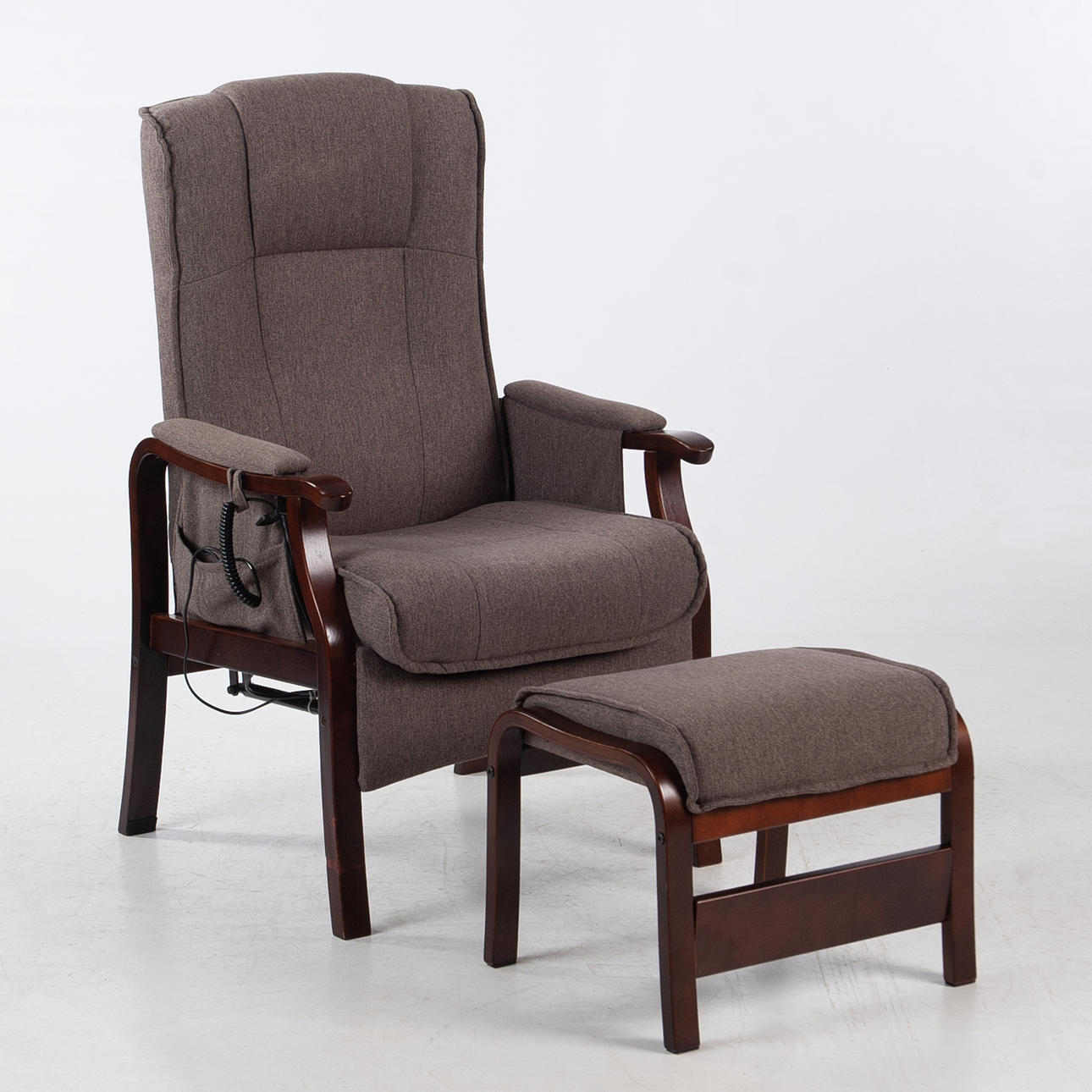 Sillón reclinable eléctrico con reposapiés.