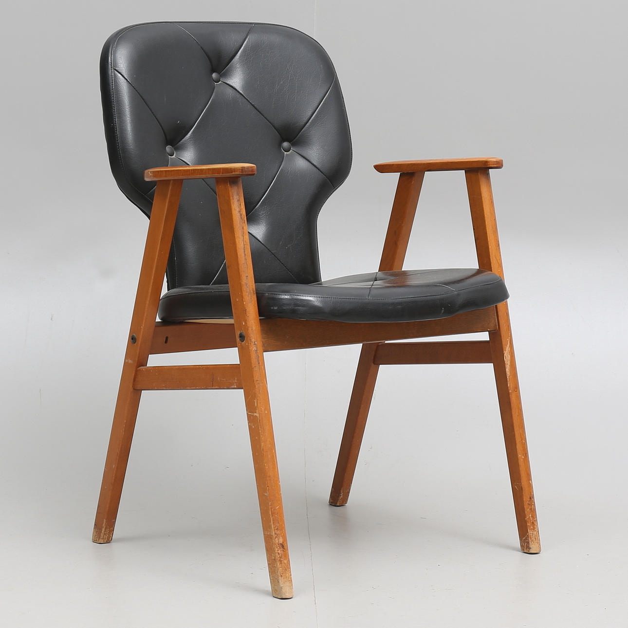 KARMSTOL, trä, 1950-tal.