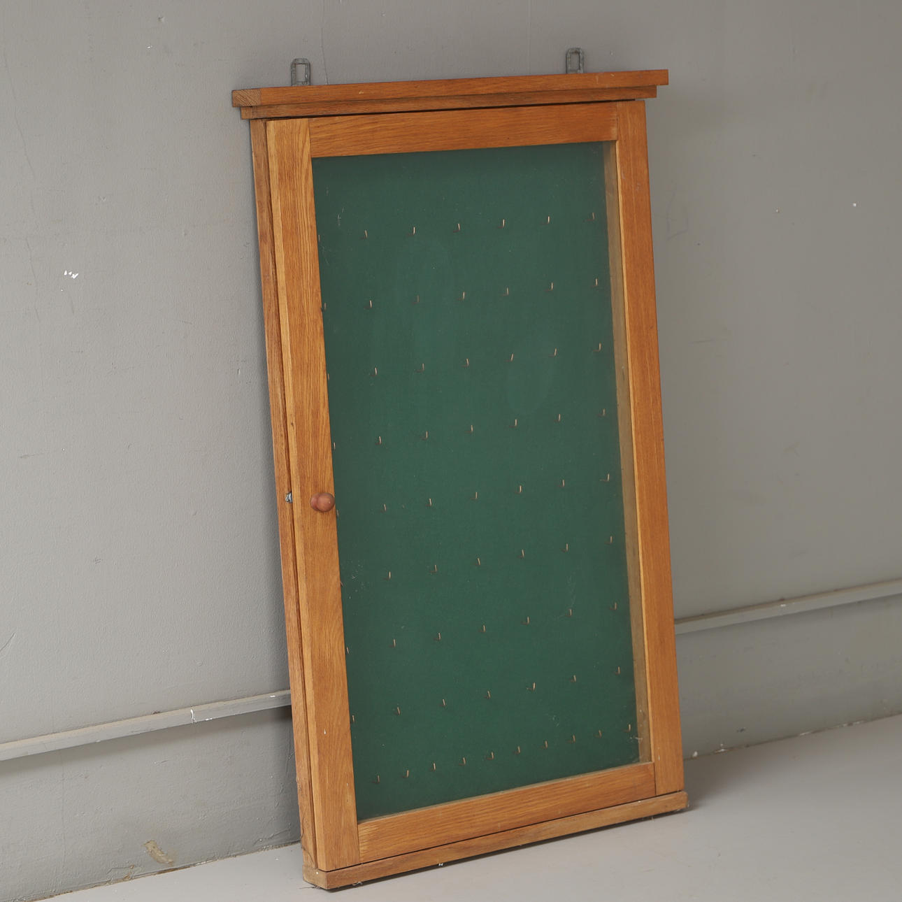 An oak wall stand, 20th century.