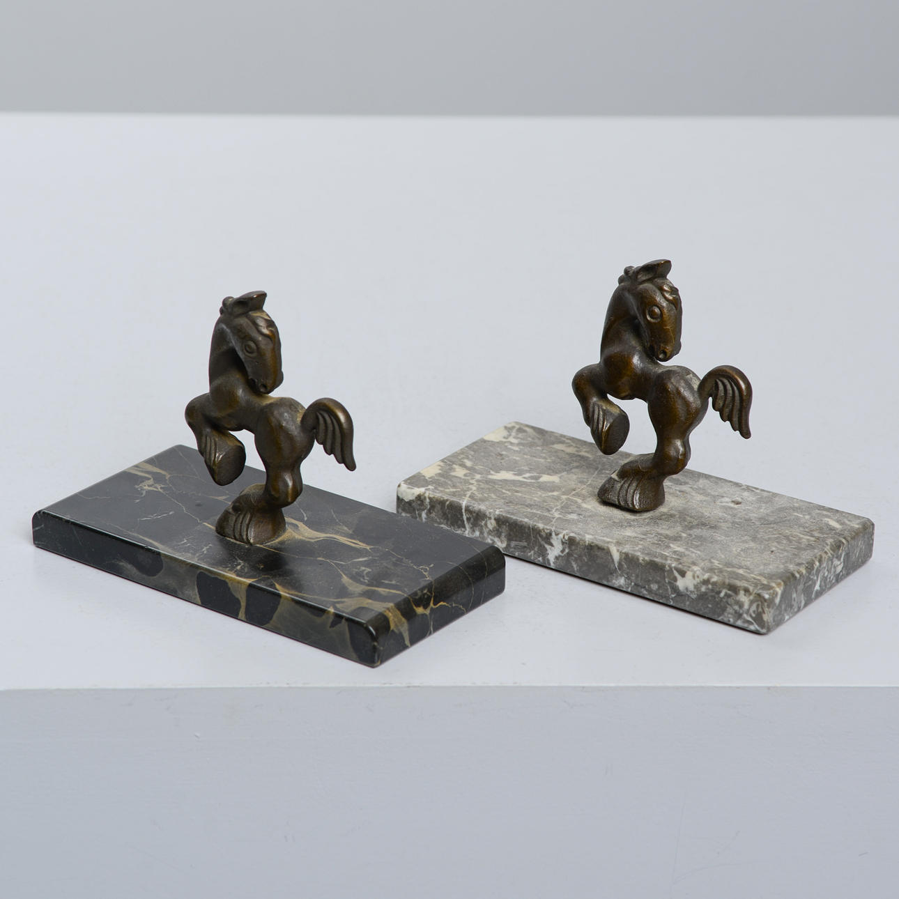 STATUETTER, 2 stk, Bronze & Marmor.