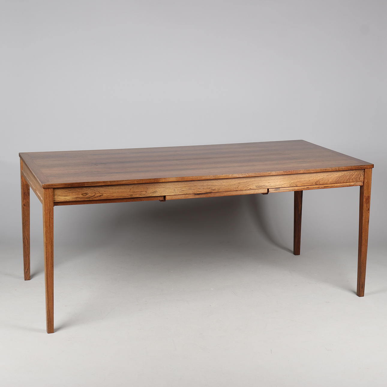 Dining table made of rosewood with pull-out and three additional plates, Danish furniture manufacturer, second half of the 20th century (1+3).