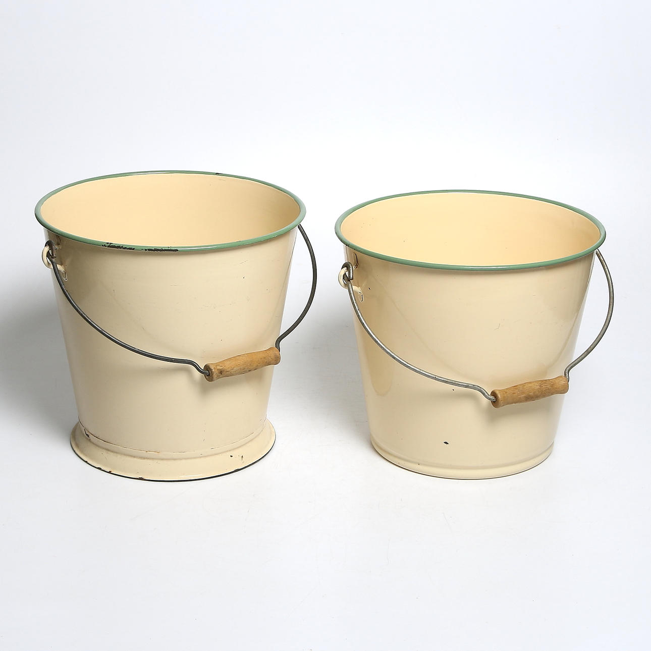 HINKAR, 2 st. Kockums emalj. 1900-talets mitt.