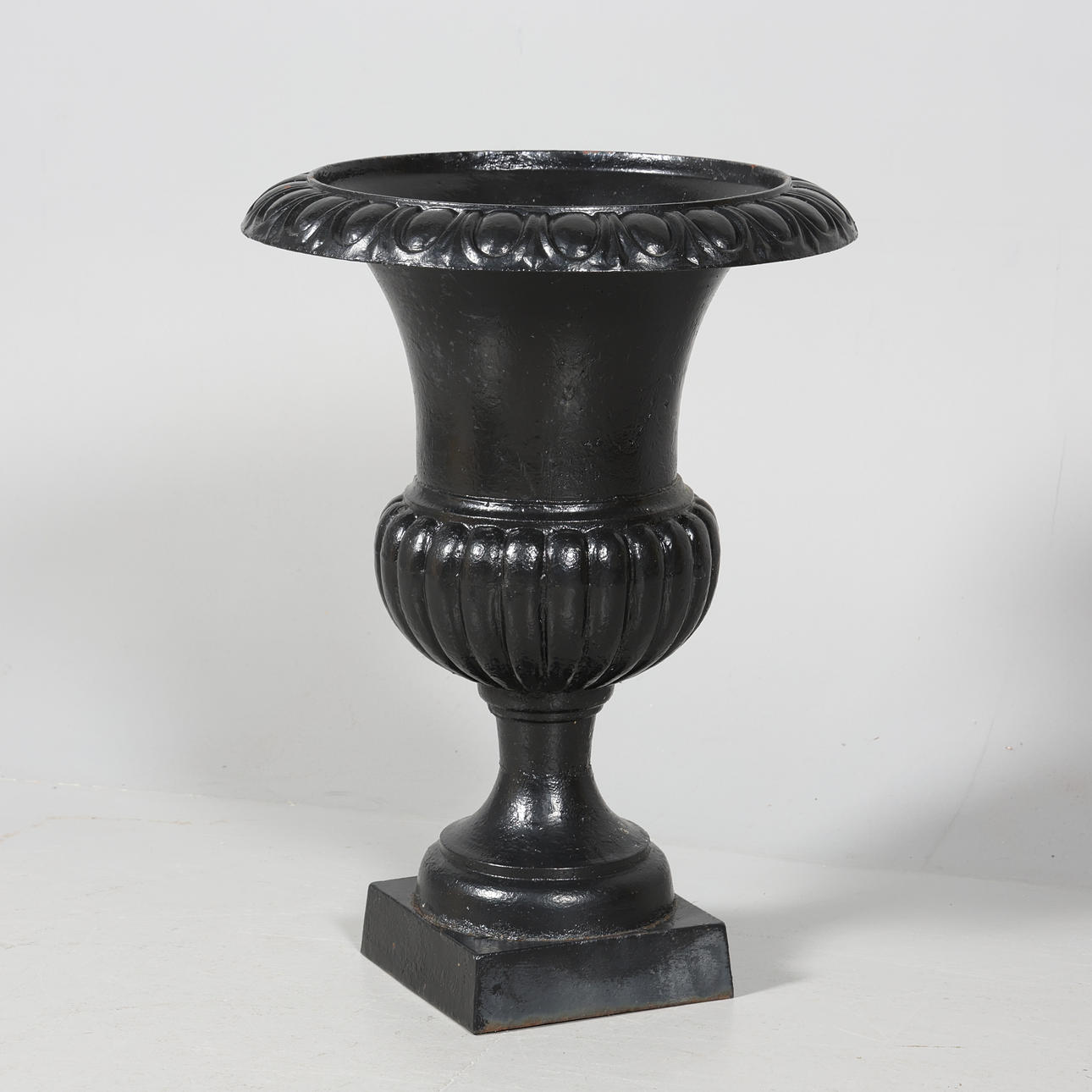 URNA DE JARDÍN, de hierro barnizado.