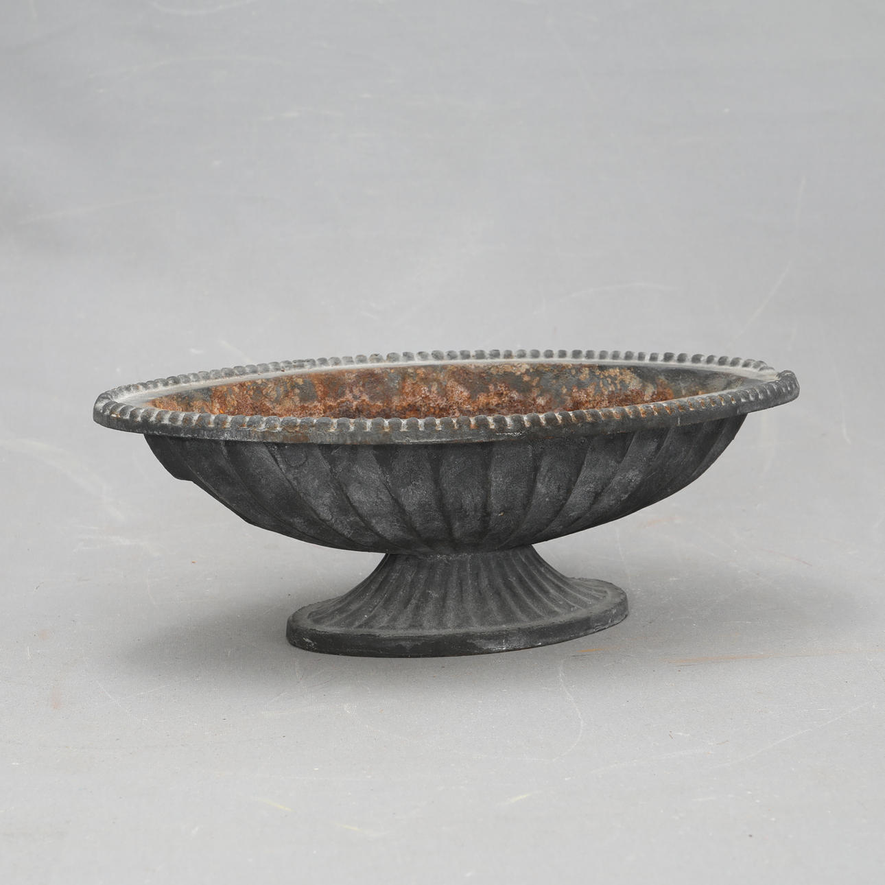 JARDINIERE af støbejern.