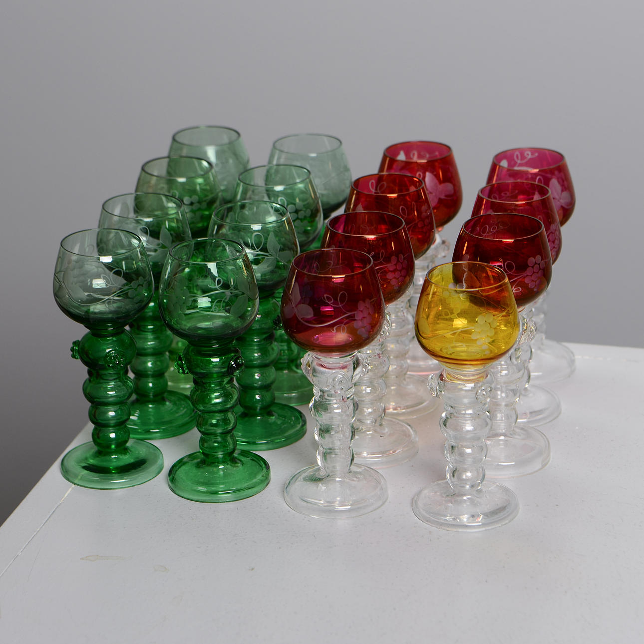 Et sæt med 16 snapsglass stropper, 20. århundrede.