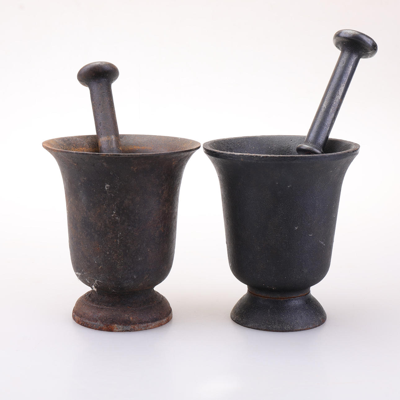 MORTLAR samt STÖTAR, 2 par, gjutjärn.