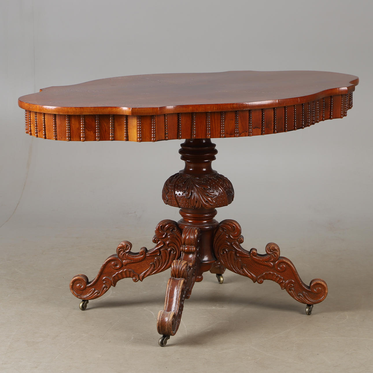 MESA DE CAFÉ, caoba, neorrococó.