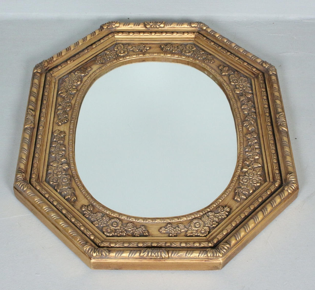 kullanvärinen seinäpeili.