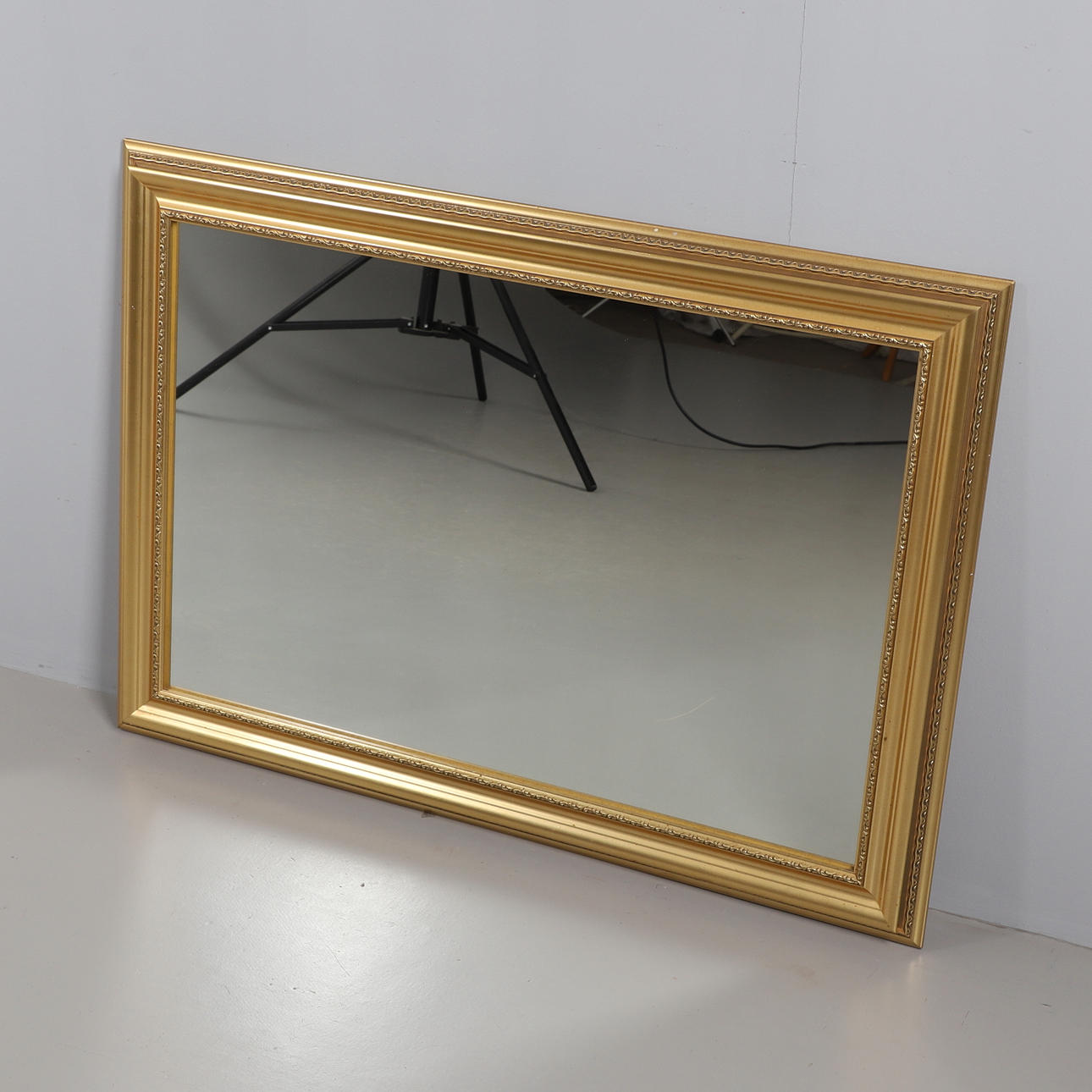 A MODERN RECTANGULAR WALL MIRROR.
