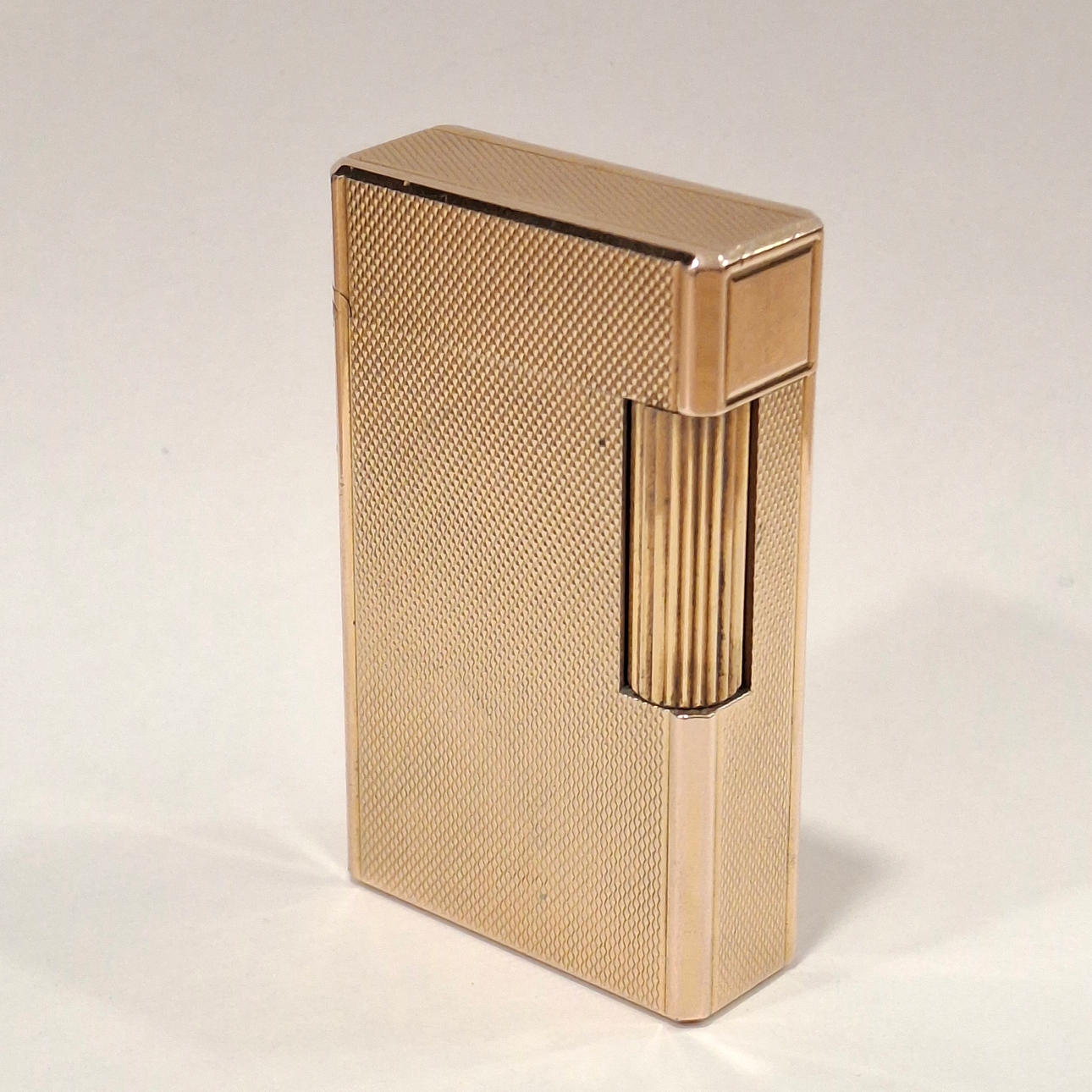 S.T. DUPONT. Gul forgyldt lighter.