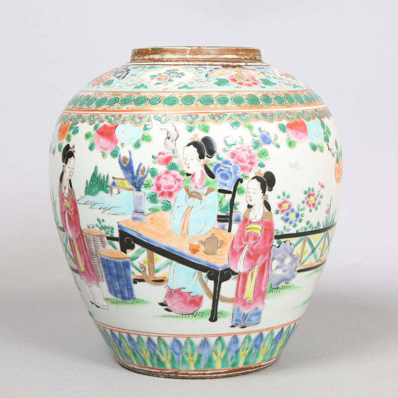 EIN ROSÉ-INGWERGLAS AUS DER QING-DYNASTIE.