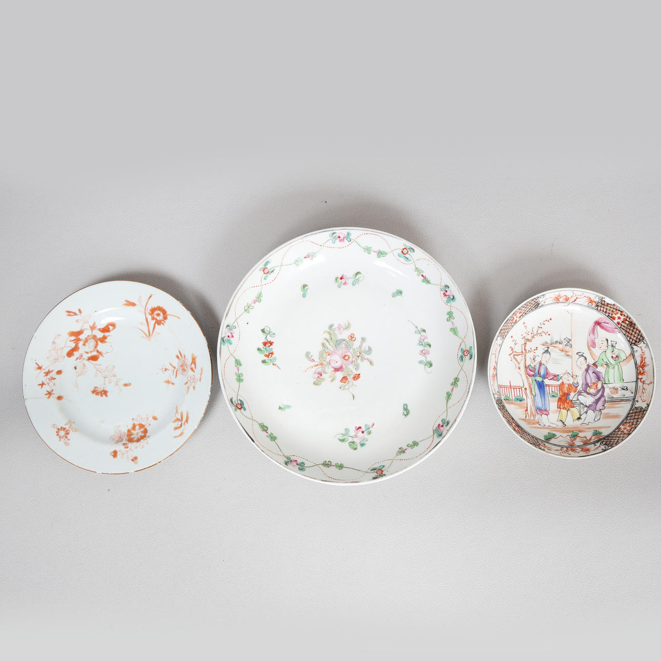 DREI PORZELLANTELLER (3).