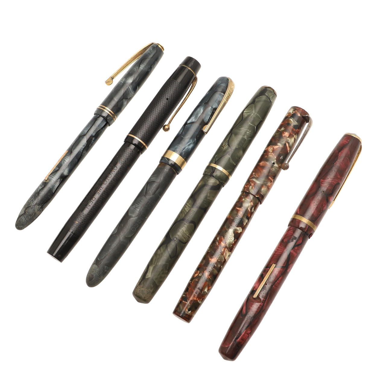 EINE MENGE VERSCHIEDENER FÜLLFEDERHALTER.