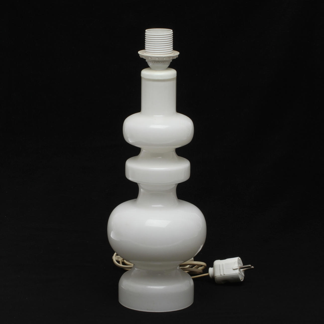 BORDSLAMPA, vit glasmassa, 1900-talets andra hälft.