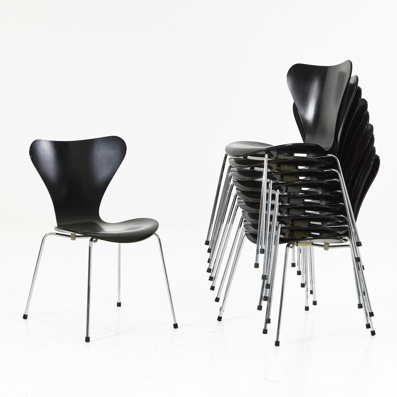 ARNE JACOBSEN. 10 „Sjuan“ sorte lakerede stole, Fritz Hansen, Danmark.