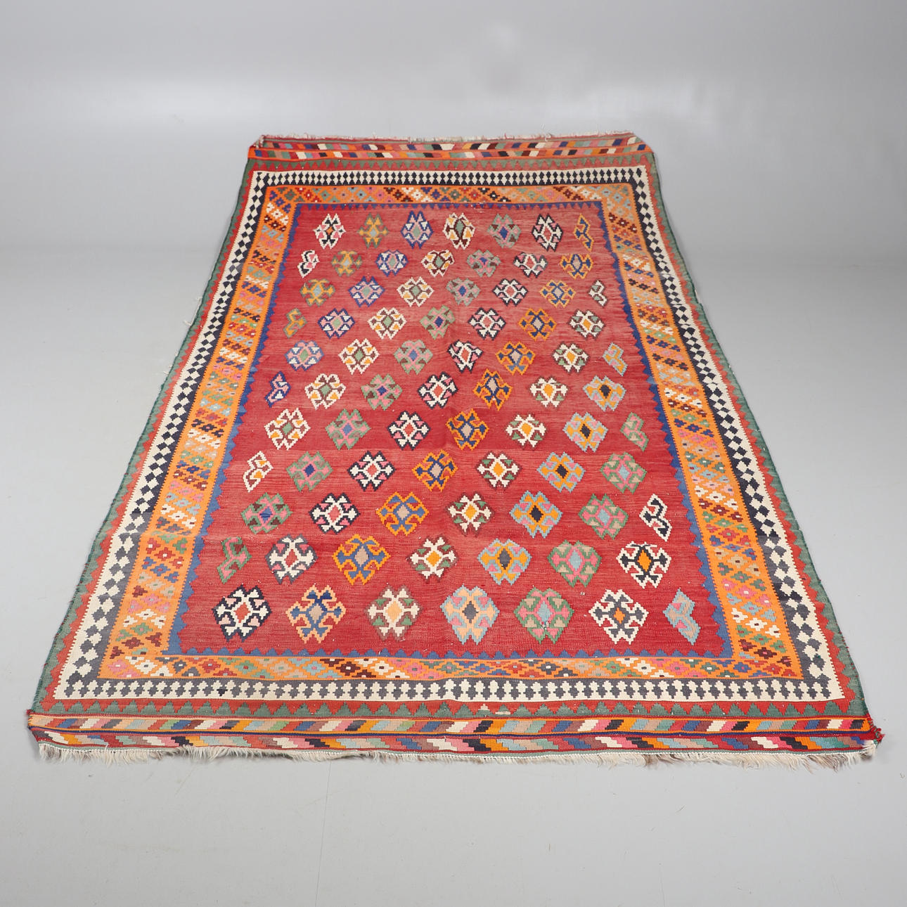 EIN FLACHGEWEBTER KELIM.