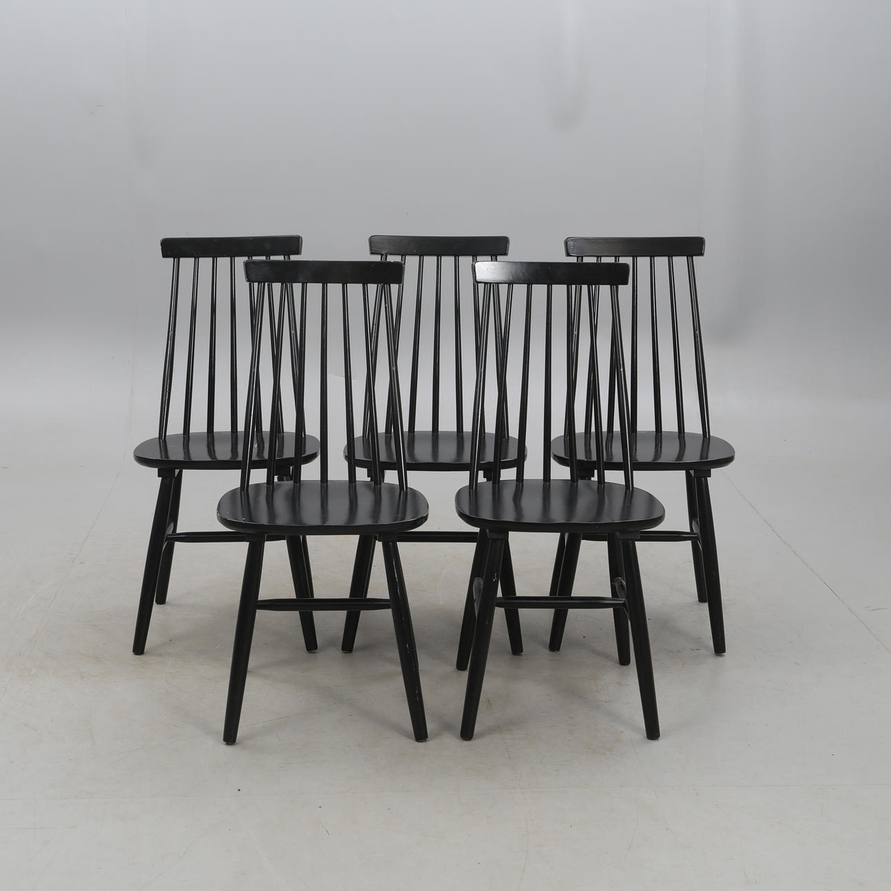 Et sæt med 5 MIO „Einar“ stole. Det er moderne.