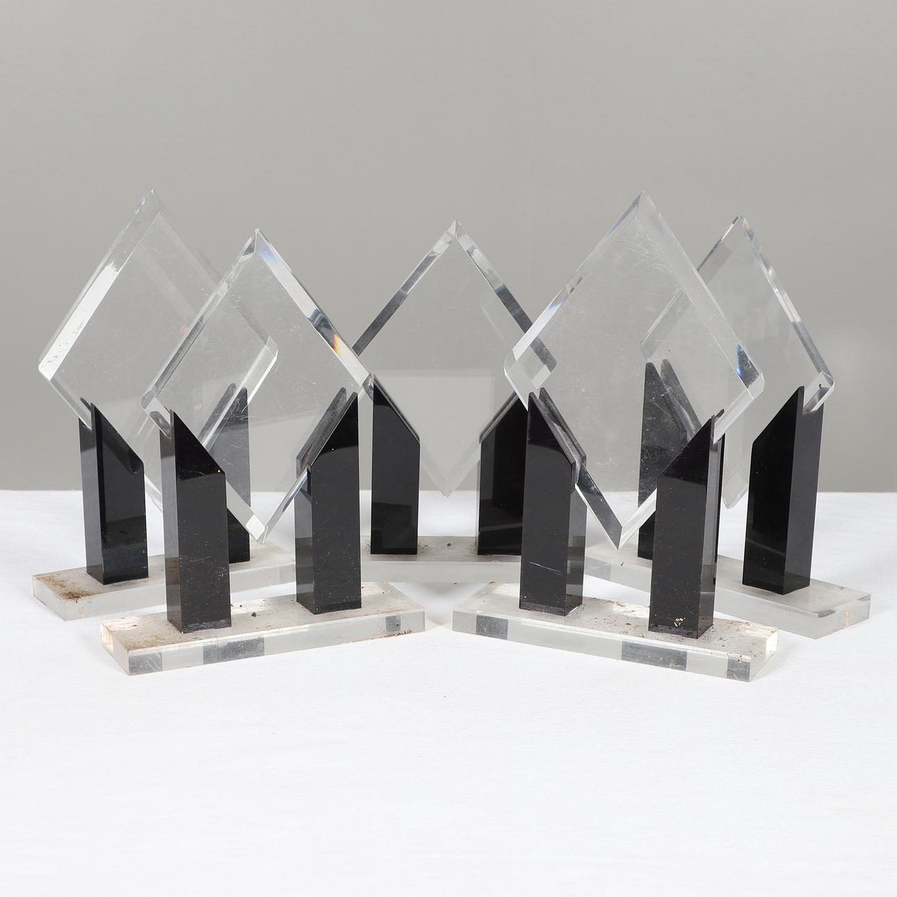 A QUANTITY OF ART DECO DISPLAY STANDS.