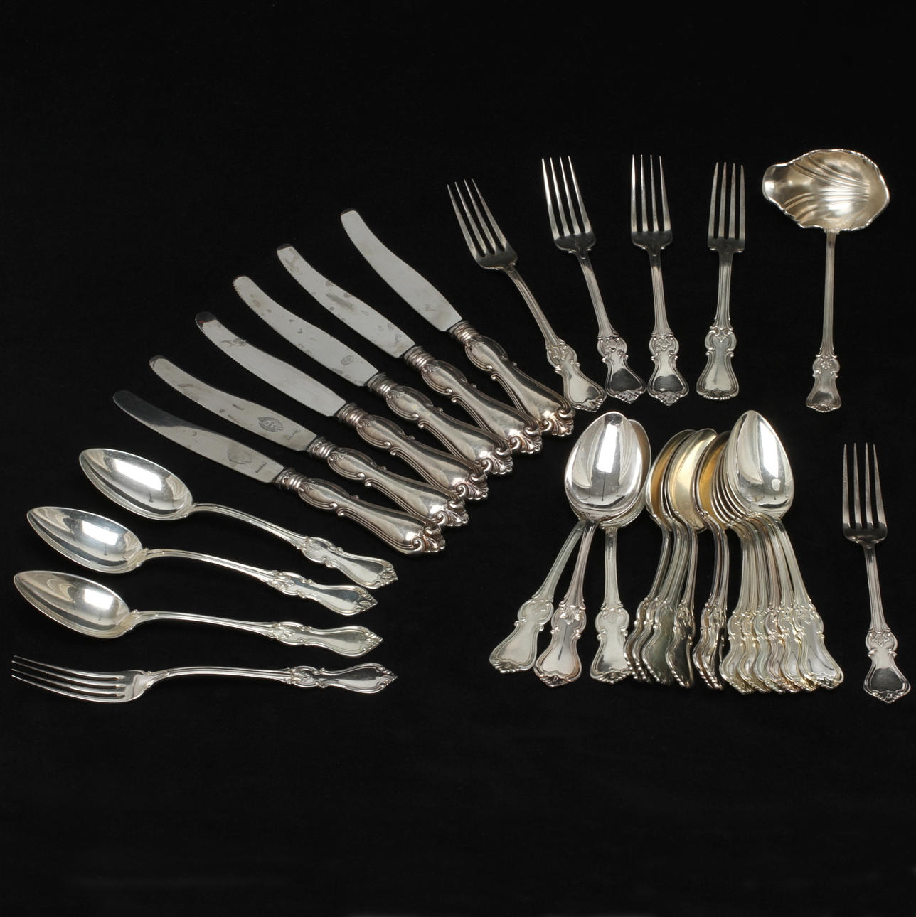 BORDSBESTICK, 30 delar samt SÅSSLEV, silver, modell Olga, mestadels GAB samt C.G Hallberg 1900-tal.