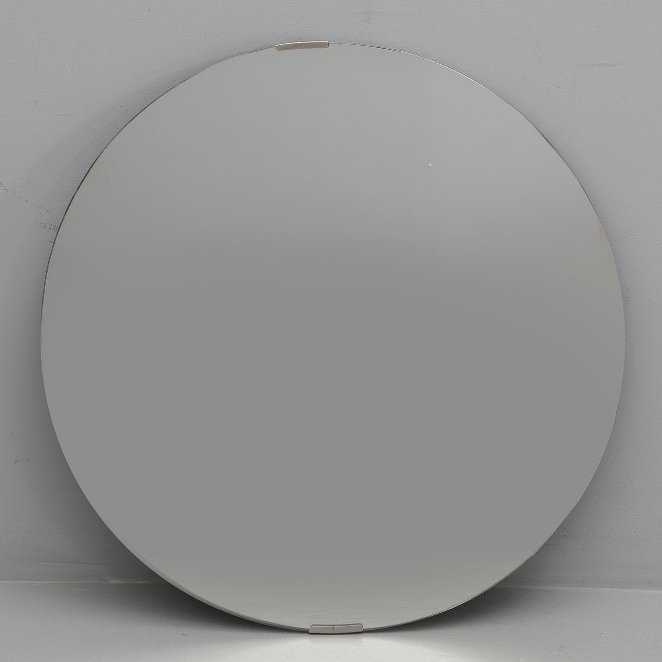 A 1930s funk-style mirror.