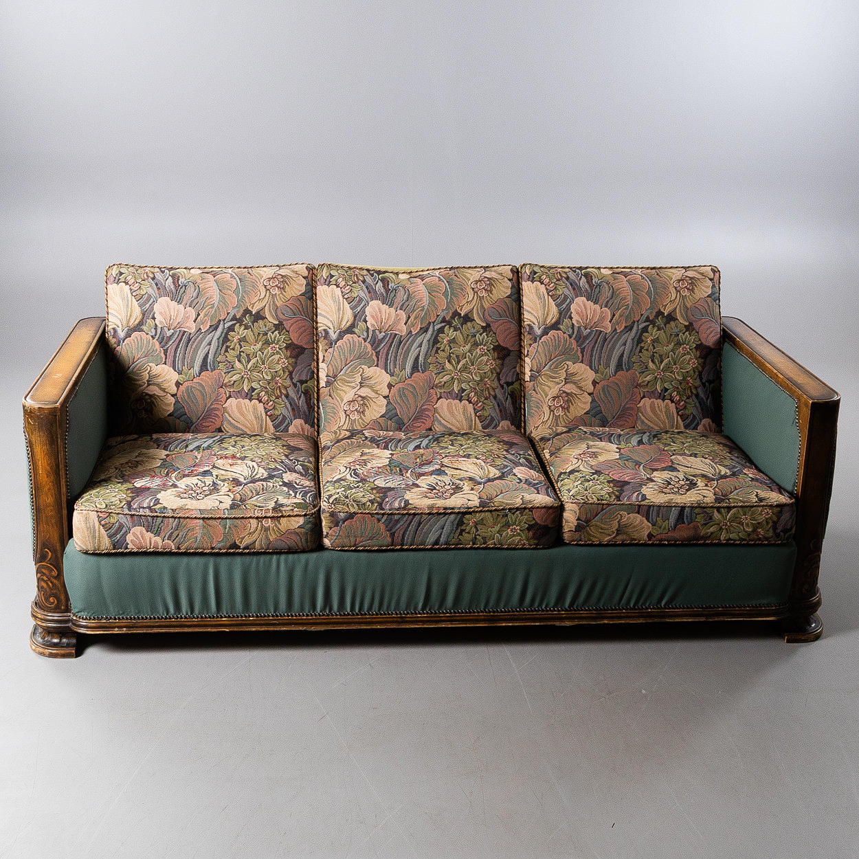 Ein Art-Deco-Sofa aus den 1930er Jahren.