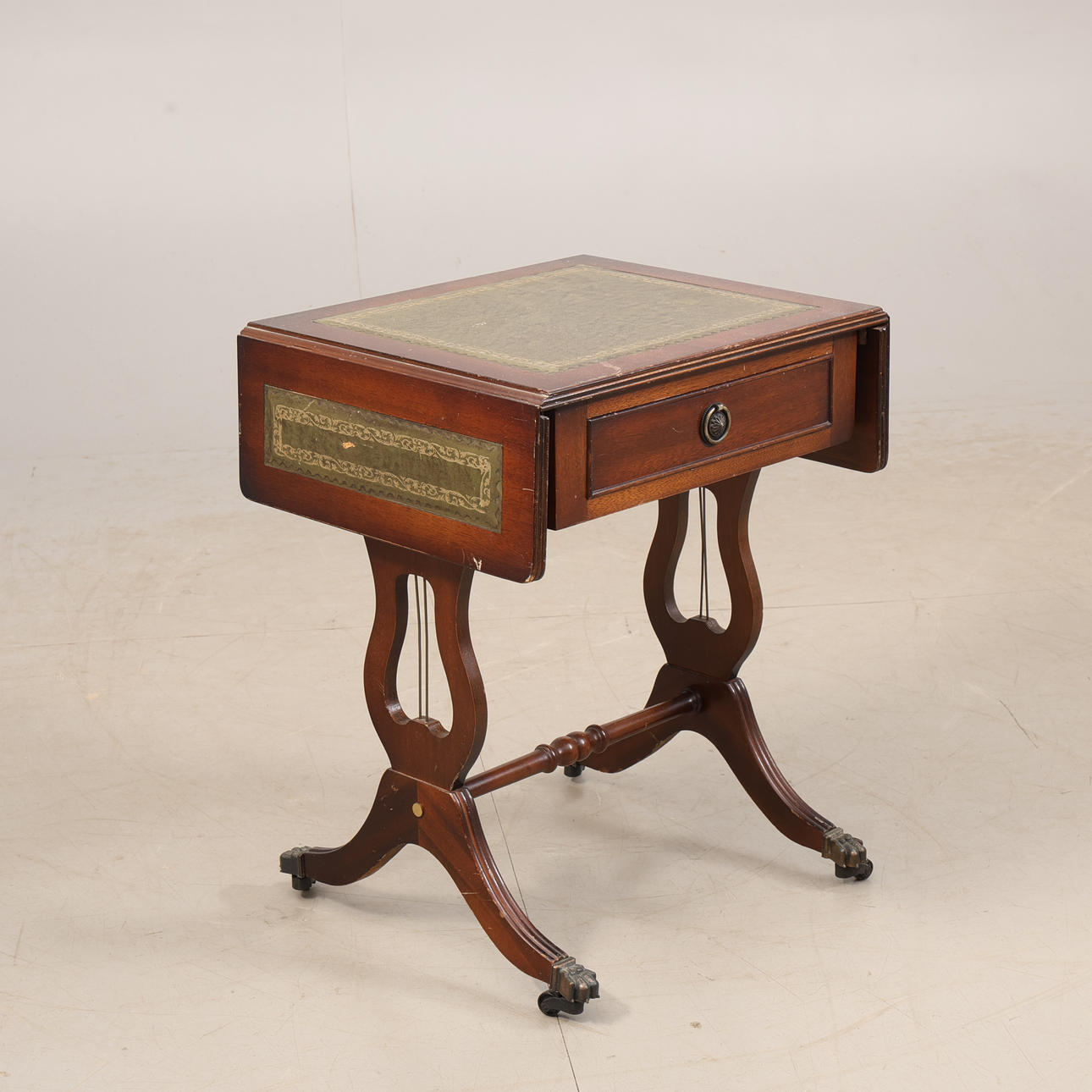 KLAFFBORD, engelsk stil, 1900-talets andra hälft.