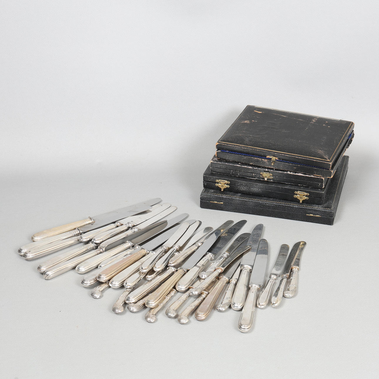 A LARGE COLLECTION OF SILVER HANDLED TABLE KNIVES (QTY).