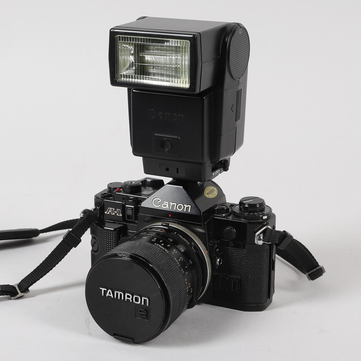 KAMERA, Canon A-1, mit Objektiv und Blitz, Japan.