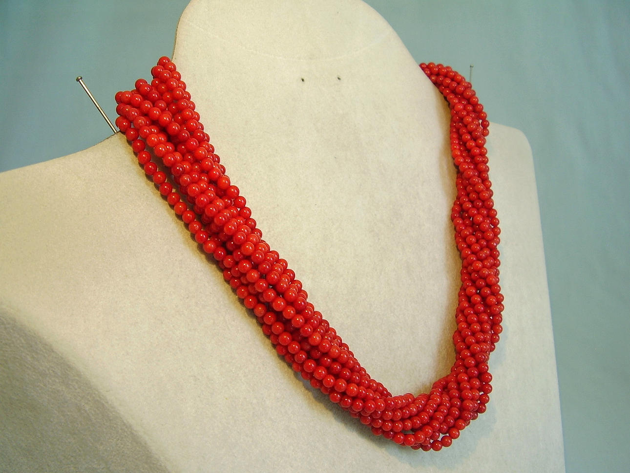 KORALL-COLLIER, ädelkoraller från stilla havet.