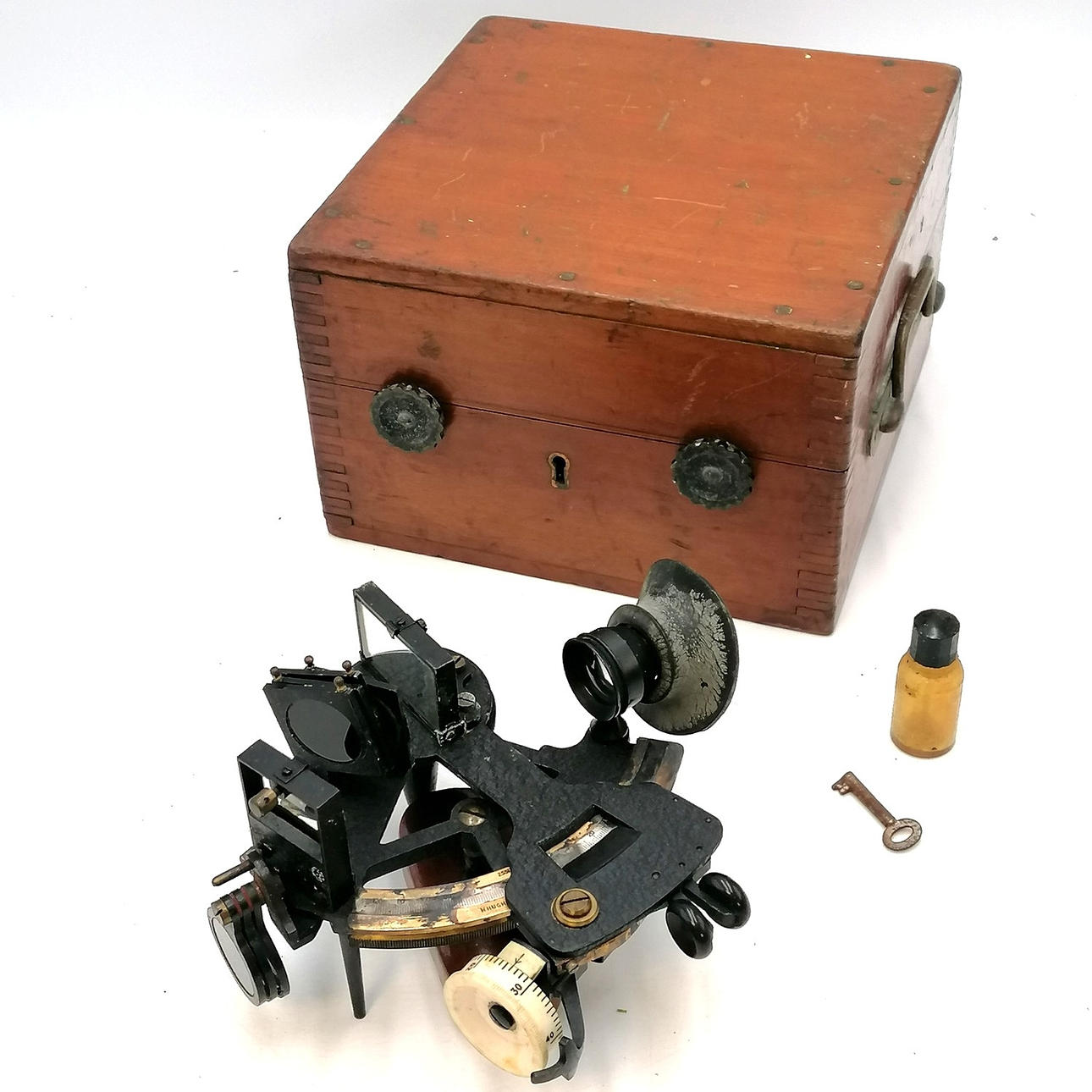 CASED HUSUN SEXTANT.